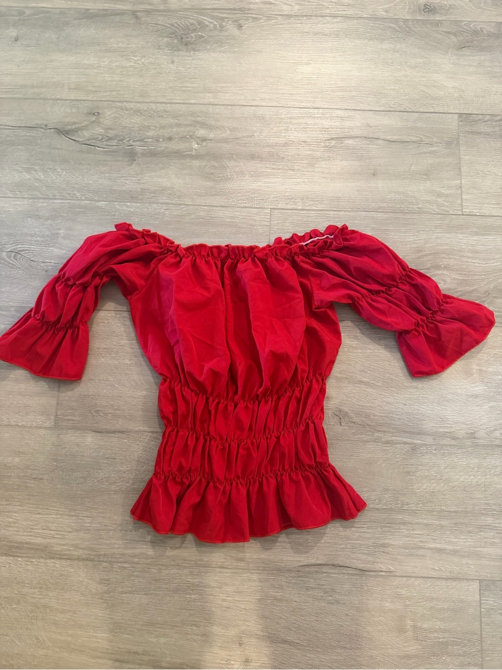 NWOT woman’s red off the shoulder smocked top size small - Picture 3 of 3